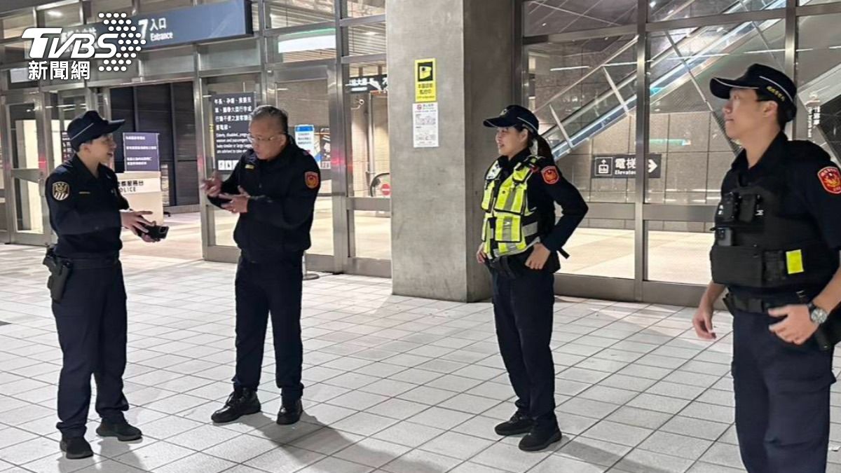 烏日分局涵蓋高鐵台中站，分局長劉雲鵬（左二）下令即刻調度警力，提高巡守密度。（圖／TVBS）