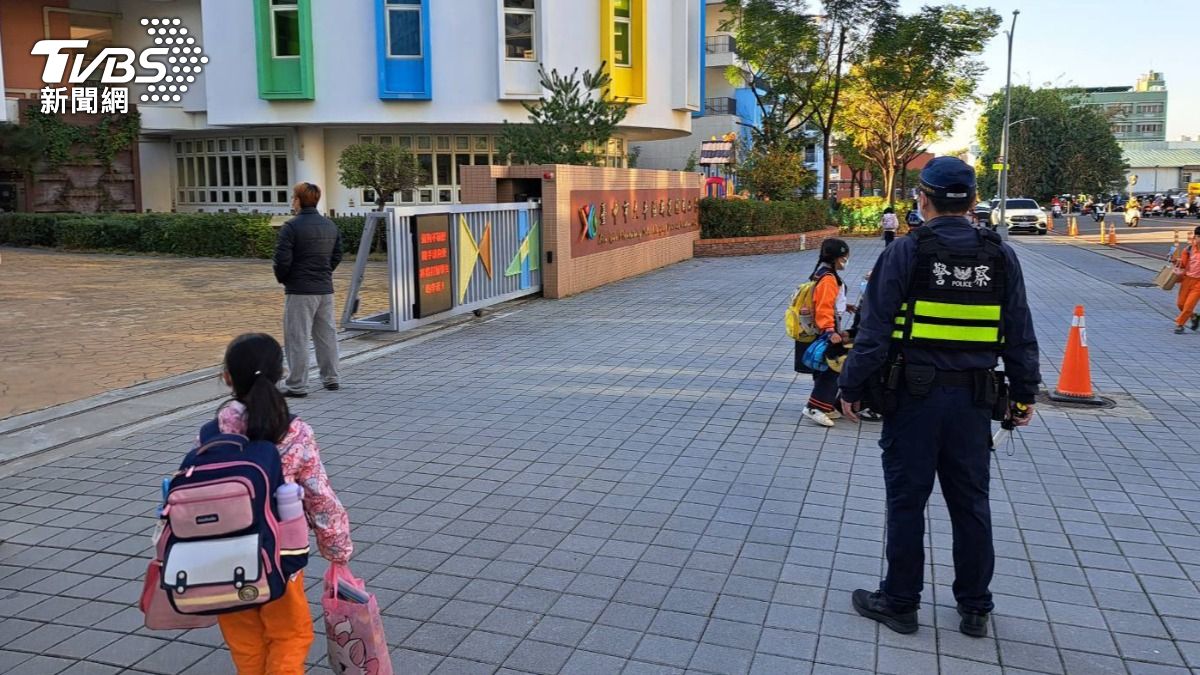 太平分局今日一早即動員數十名警力及各巡邏警網，針對轄內16所國小全面強化校園及周邊安全維護。（圖／TVBS）