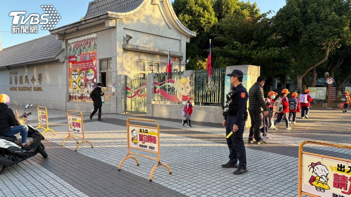 東勢分局今日特別結合豐原客運於車站周邊進行警力展示，透過警用機車、巡邏車及制服警力的可見性，提高嚇阻效果。（圖／TVBS）