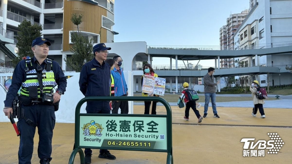 第三分局由分局長謝有筆特別率隊，前往東、南區等國民小學現場關懷。（圖／TVBS）