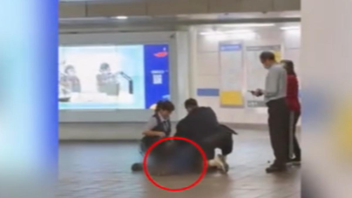 余先生被刺倒地民眾緊急協助搶救。（圖／TVBS）