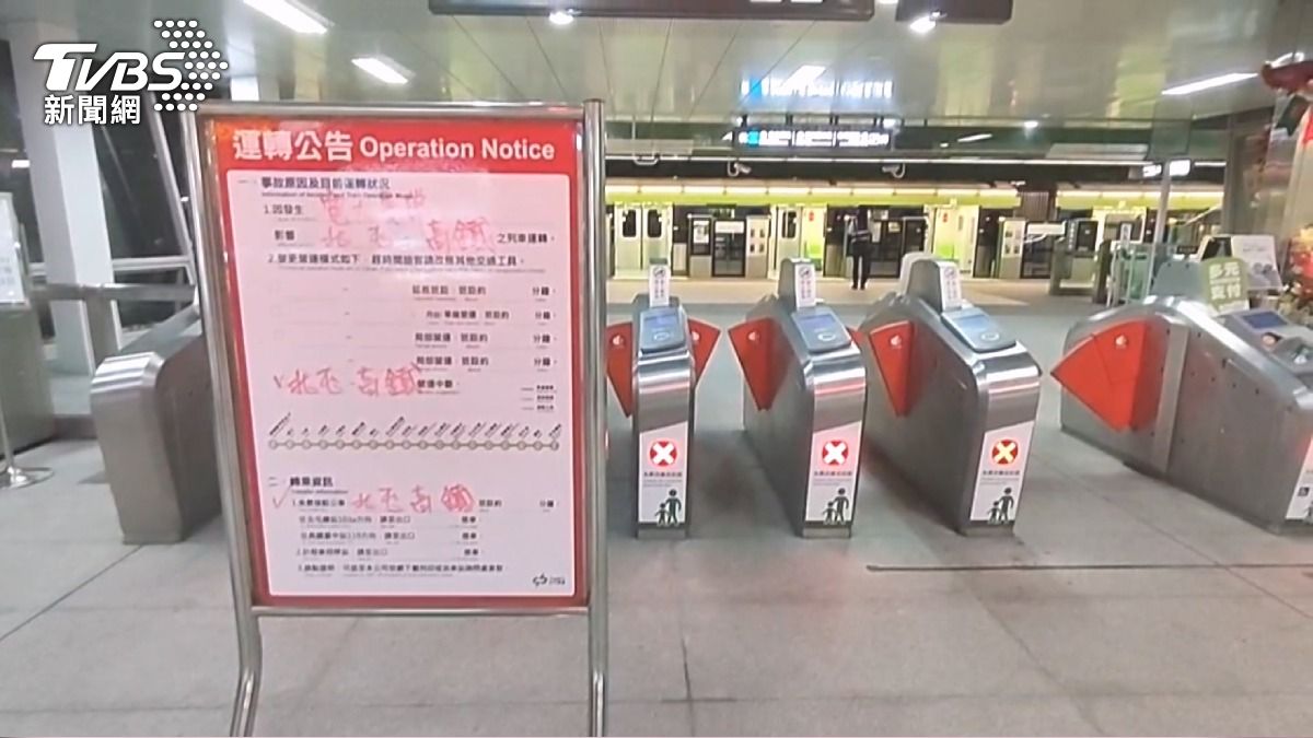 捷運電力異常停駛 民眾往返兩次撲空。(圖/TVBS)