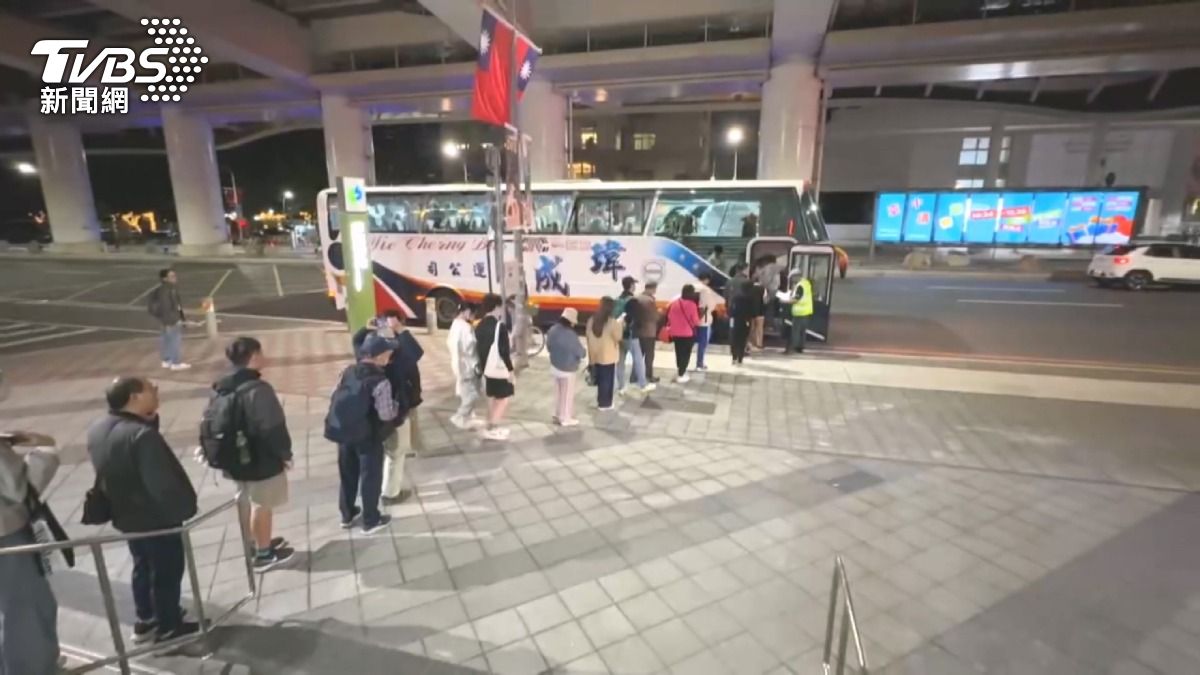 電力異常!台中捷運暫停3小時 旅客開車門觸發斷電保護。(圖/TVBS)