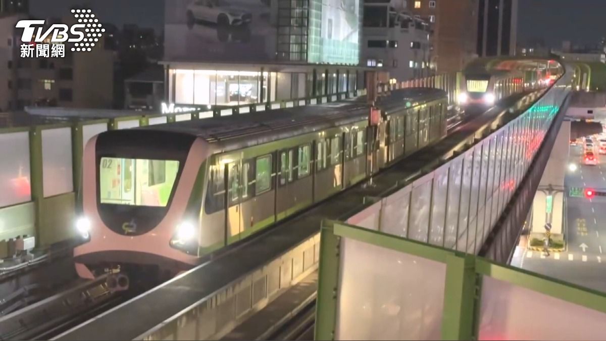 捷運電力異常停駛 民眾往返兩次撲空。(圖/TVBS)