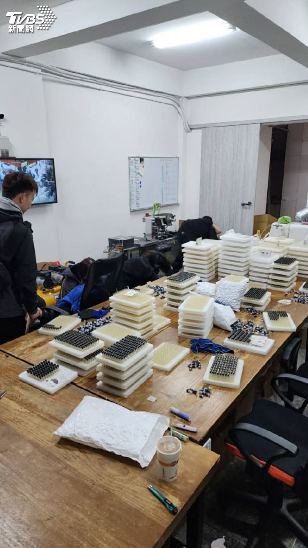 喪屍菸彈製造廠曝光，１０嫌新北製毒遭逮。（圖／海巡署新竹查緝隊提供）