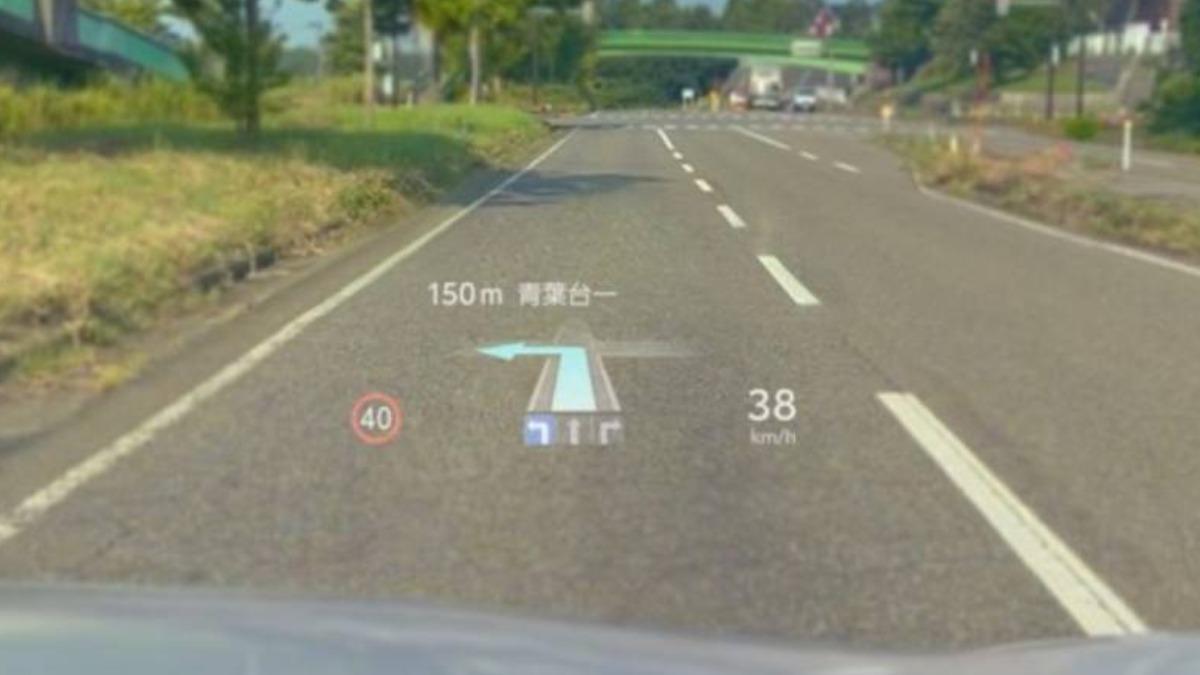 新RAV4的HUD採用具有遠近感的斜坡式(Slope)立體顯示,能讓導航指引、車輛資訊、行人與前方車輛提示,看起來更接近真實道路距離。(圖/Nippon Seiki提供)