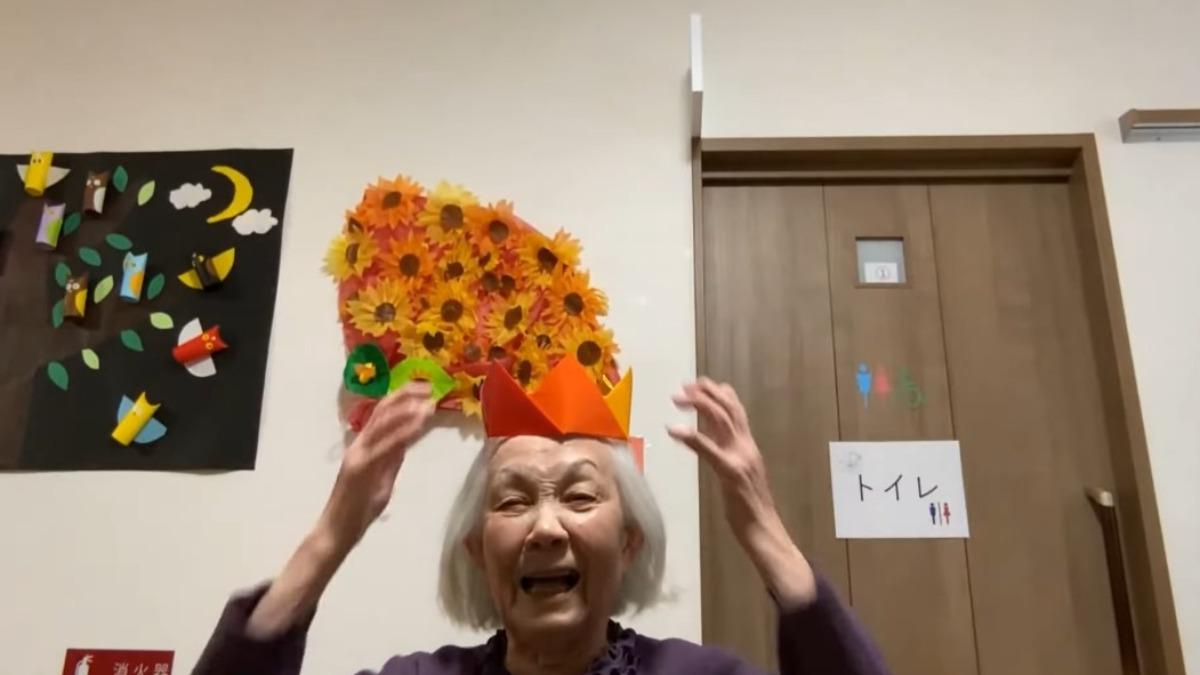 酒井壽子封王,臉上滿是喜悅。(圖/翻攝自「一般社団法人ケアeスポーツ協会」YouTube頻道)