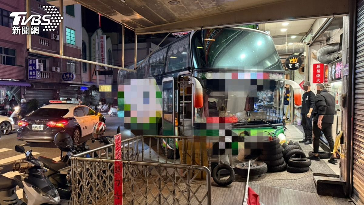 桃園遊覽車衝撞8車!司機下車購物「忘拉手煞車」 驚悚畫面曝