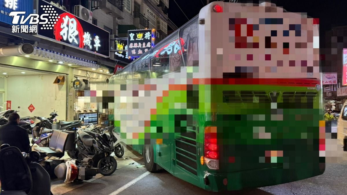 遊覽車司機下車購物「忘拉手煞車」，衝撞8輛機車。（圖／TVBS）