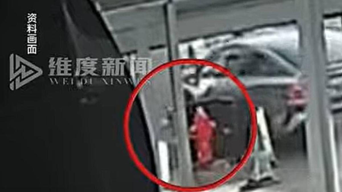 一輛剛完成交車的小米SU7在狹窄過道內準備倒車離場,卻在過程中突然加速,直接撞上車後的一名銷售業務人員。(圖/翻攝自Youtube)