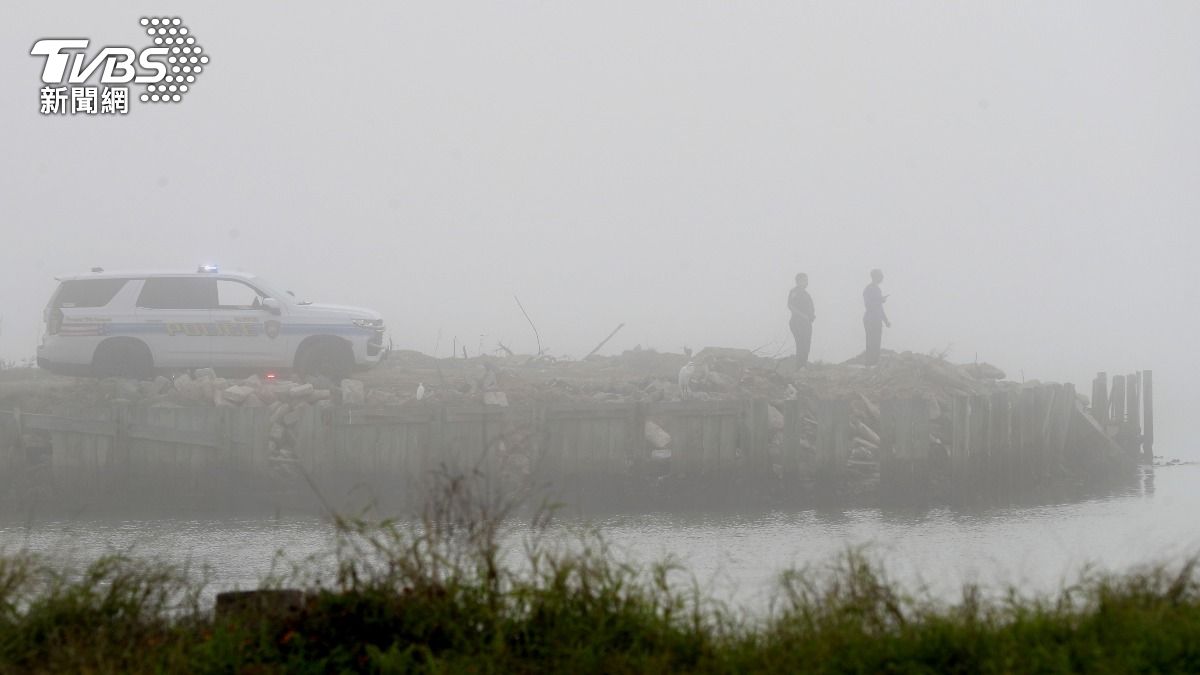 墨西哥海軍醫療專機在德州海灣墜機，事故當天現場濃霧飄散。（圖／達志影像美聯社）
