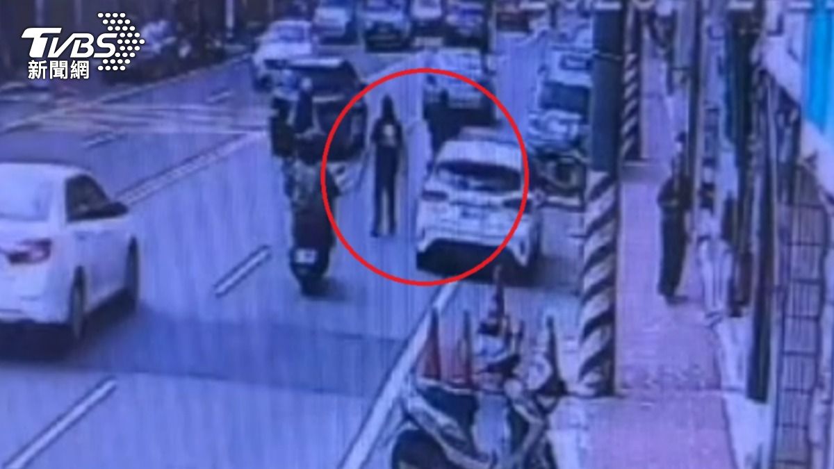 不滿後車按喇叭失控!桃園男「持刀」亂揮大罵 同車友人也傻眼