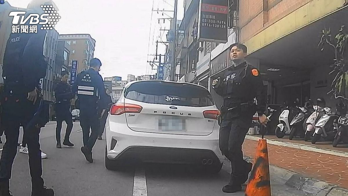 桃園男持刀在街頭叫罵,遭警方移送法辦。(圖/TVBS)