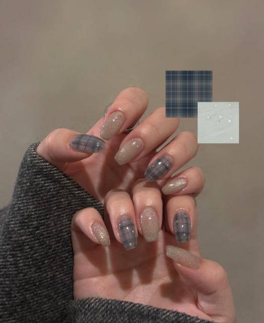 藍色系格紋是近年格紋美甲中人氣快速上升的款式。(圖/翻攝自IG@nicole.nail)