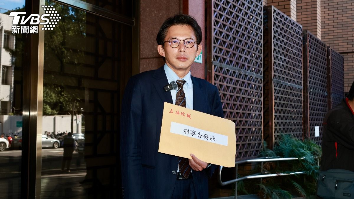 民眾黨主席、立委黃國昌向台北地院提起刑事告發。（圖／潘建樺攝）