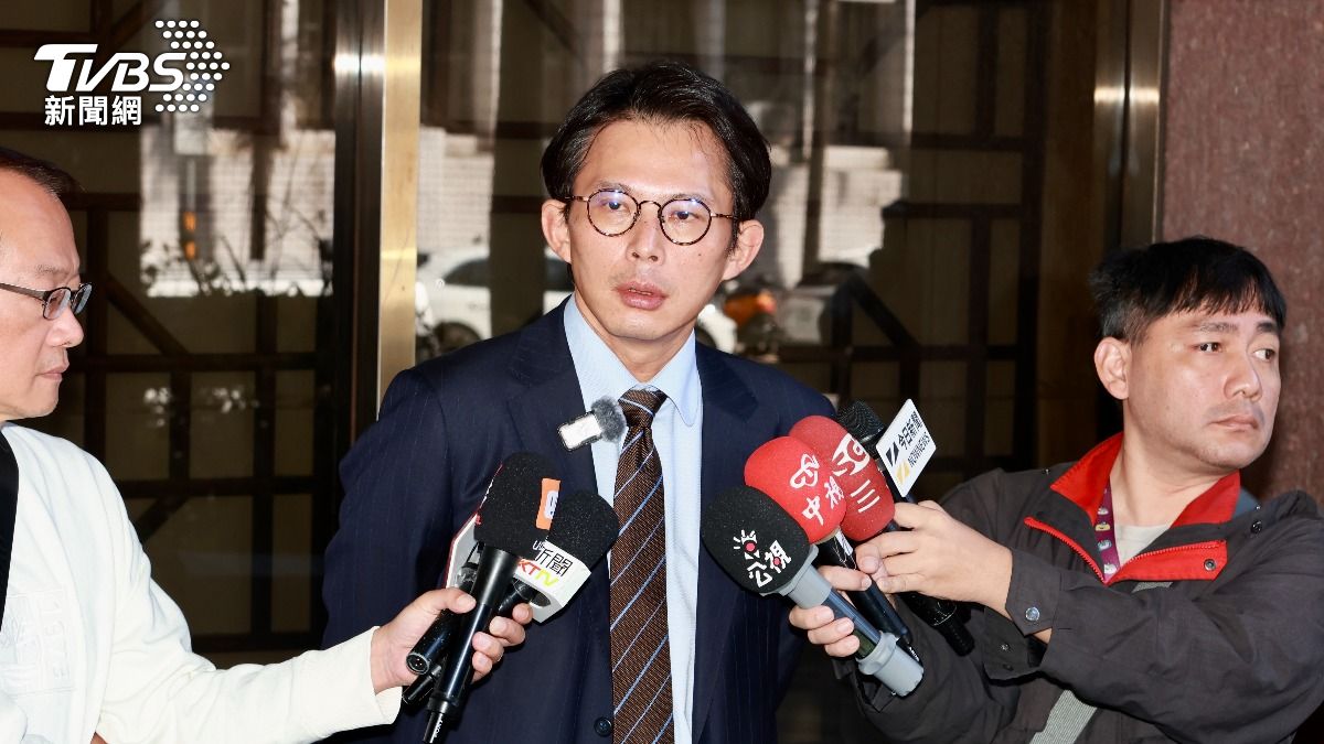 民眾黨主席、立委黃國昌向台北地院提起刑事告發。（圖／潘建樺攝）