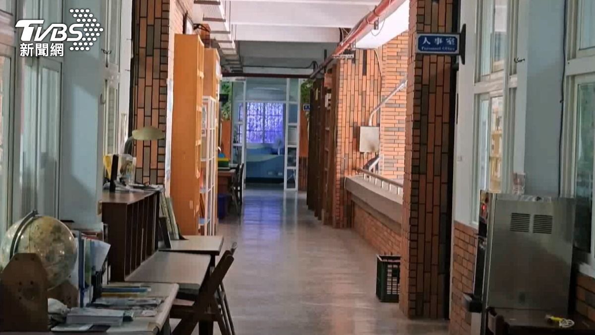事件起因於2021年屏東琉球國中一名代理教師在宿舍過世,經法院判決認定為過勞身亡。(圖/TVBS)