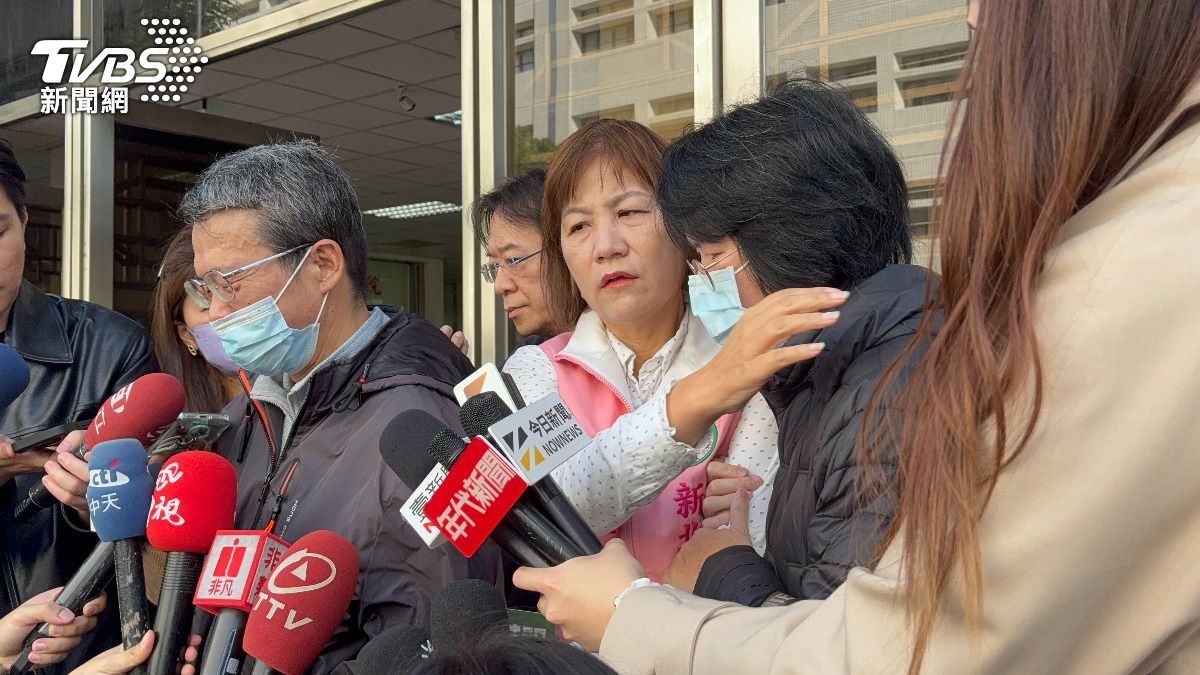 新北市議員石一佑(中)陪同死者父母來高院聆判。(圖/潘千詩攝)
