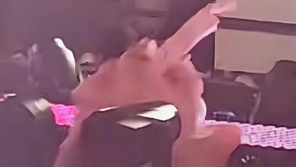 阿信摔落舞台令粉絲擔心他的傷勢。（圖／翻攝自微博）