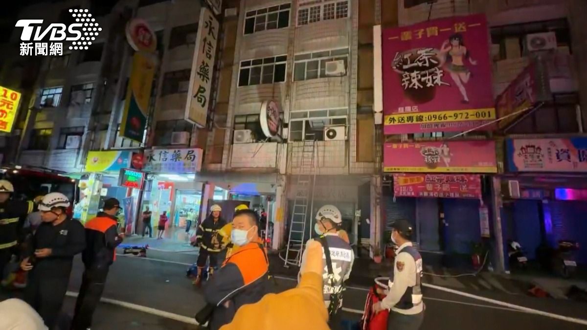 消防人員優先從二樓進入室內搜救,同時在一樓開始灑水灌救。(圖/TVBS)