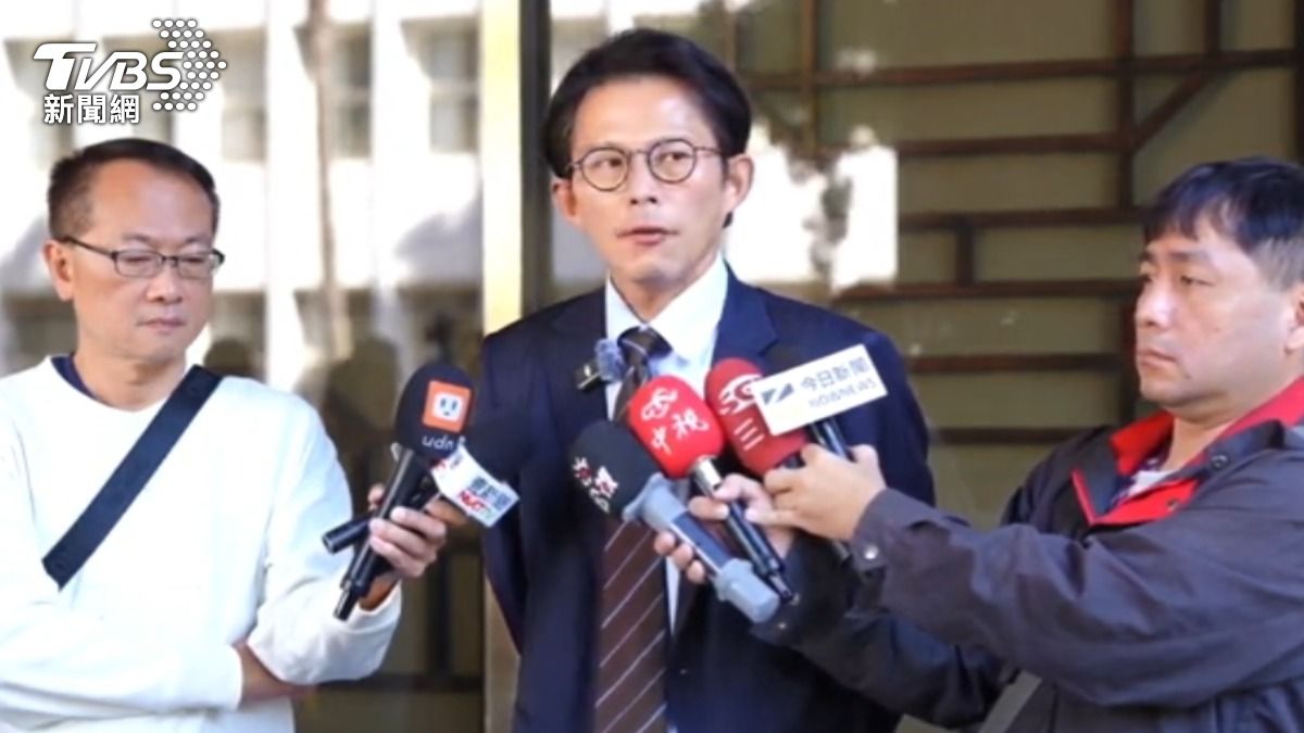 民眾黨主席黃國昌今天到北檢遞狀，告發府院高層關說大法官。（圖／TVBS）