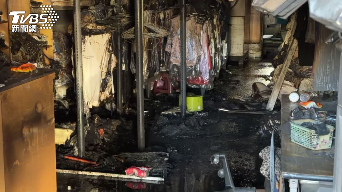 洗衣店業者在火災後查看店面時表示,整間店被燒得焦黑,起火點位於洗衣店前方。(圖/TVBS)