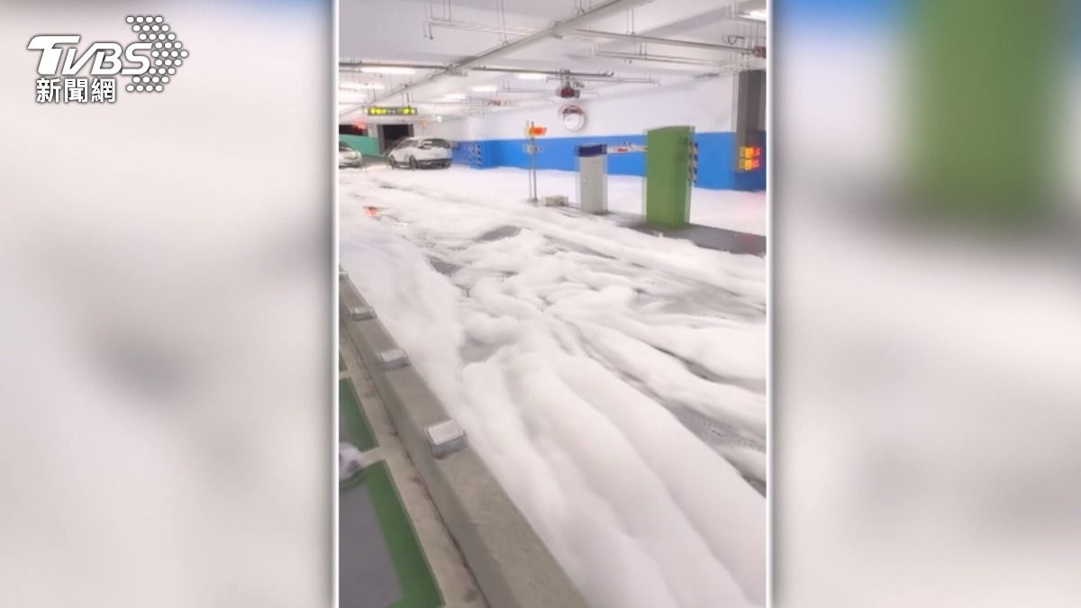 倒車撞擊柱子到消防按鈕，意外停車場地板及入口閘門，形成一片「泡泡樂園」。(圖／民眾提供)