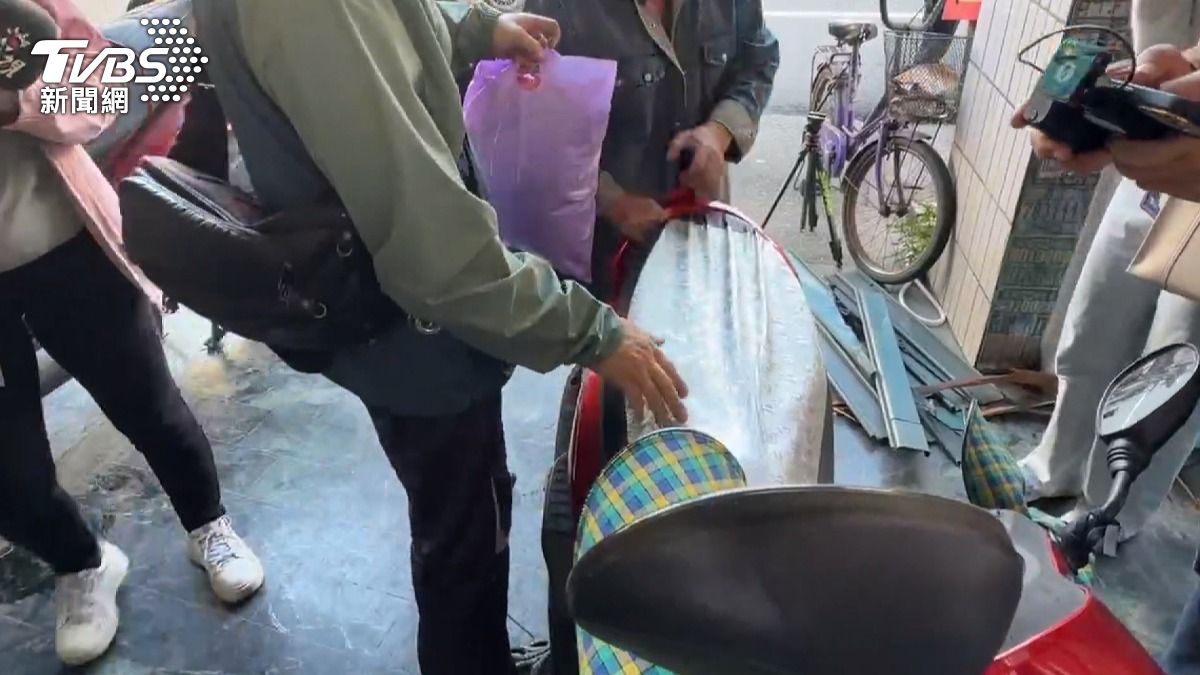 事發後母親低調回應表示沒有什麼事情,小兒子在旁陪伴也不發一語。(圖/TVBS)