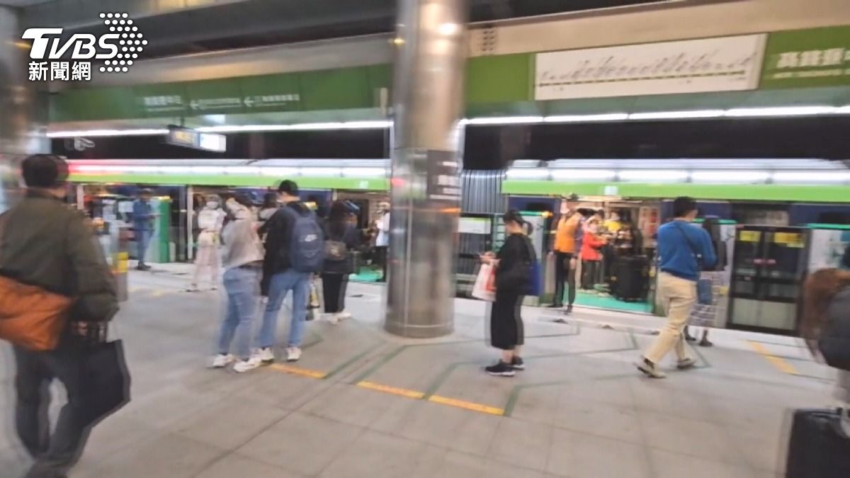 中捷停電發生在下班下課時間,許多通勤族的計畫因此大亂。(圖/TVBS)