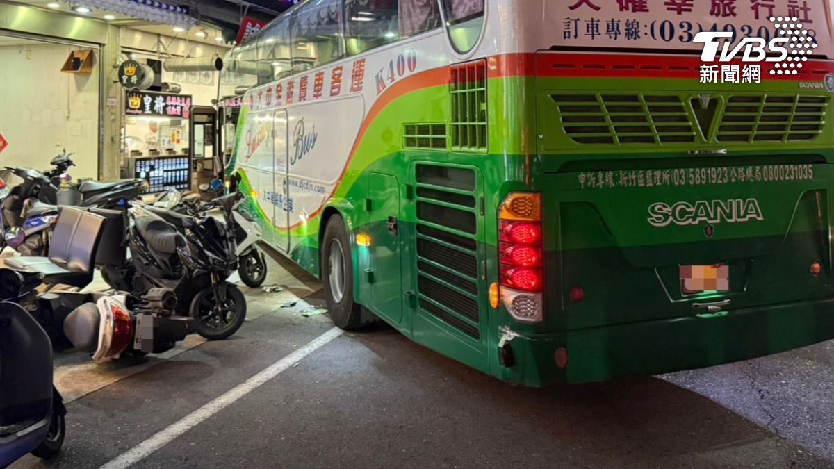 遊覽車「未拉手煞」，滑行衝撞店家，8機車受損。（圖／TVBS）