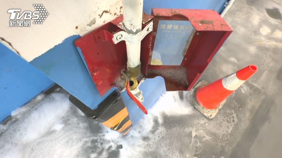 休旅車高度剛好與滅火設備相近，駕駛經歷了一場非自願的洗車，還必須賠償停車場造成的損失。(圖／TVBS)