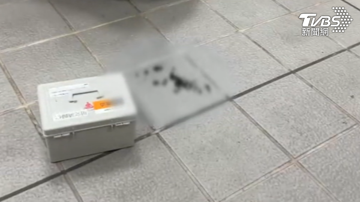 北捷男子身體不適跌倒留血。（圖／TVBS）