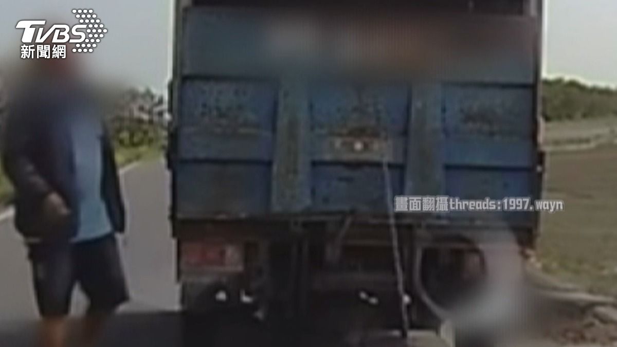黑狗因從小貨車車斗跳出後被繩索拖行致死。(圖/民眾提供)