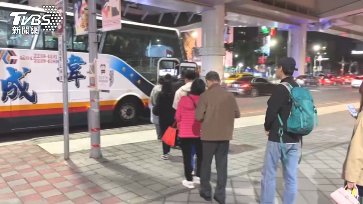 4800名旅客受到影響,中捷動員了6輛接駁車。(圖/TVBS)