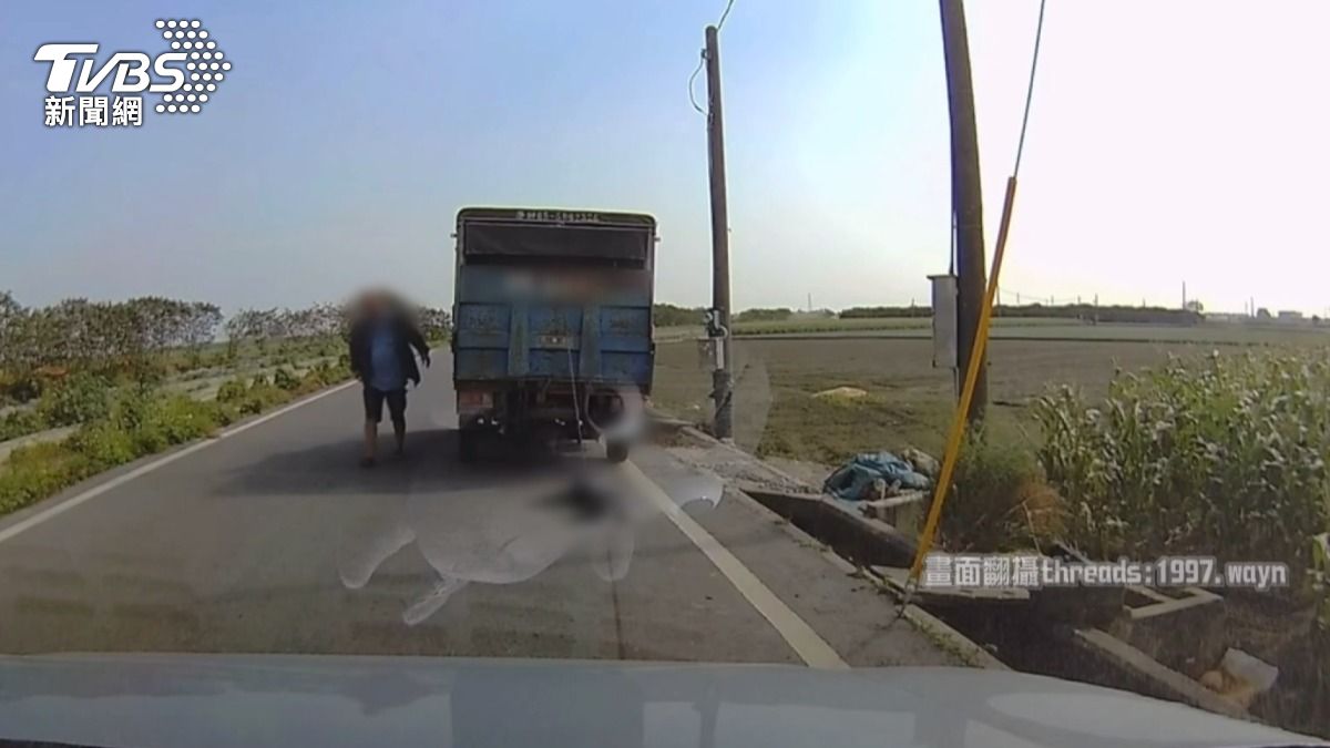 因車斗油壓升降板與上方有縫隙,狗狗跳出後,因脖子上綁著繩索而被拖行。(圖/民眾提供)