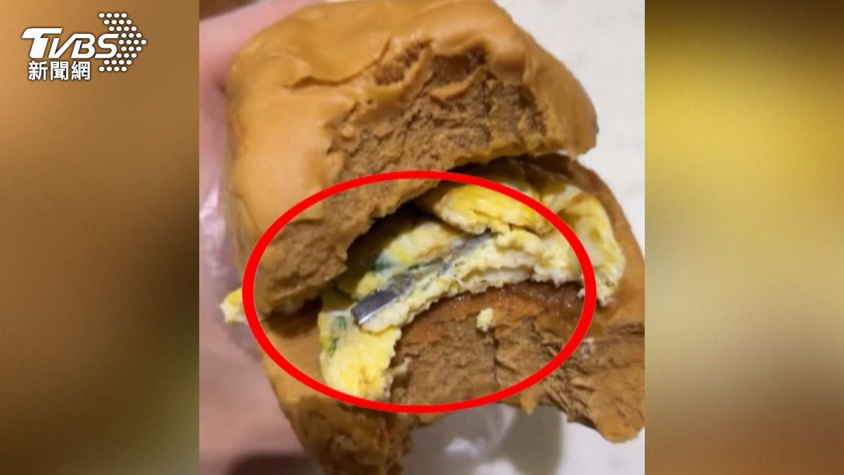 有消費者到高雄一家宵夜店買「饅頭夾蛋」,咬了一口卻發現,蛋夾著一片鐵片。(圖/翻攝Threads_ggggg_0730)