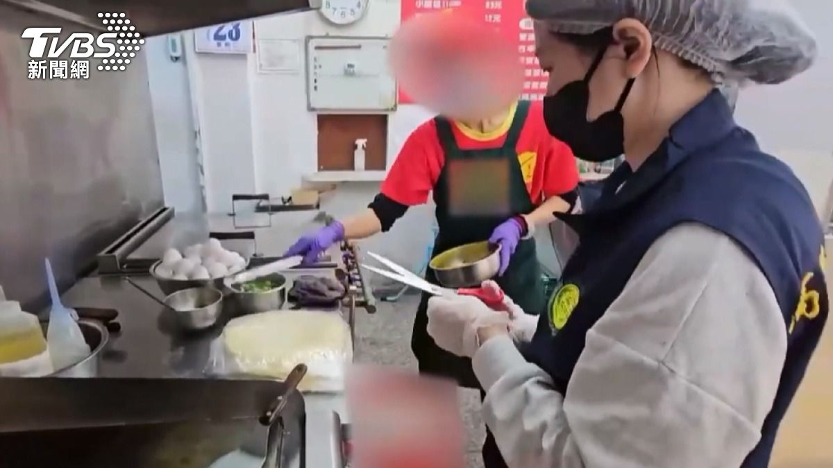 高雄市衛生局接獲消費者申訴後,立即派員前往位於左營區的這家宵夜店進行稽查。(圖/TVBS)