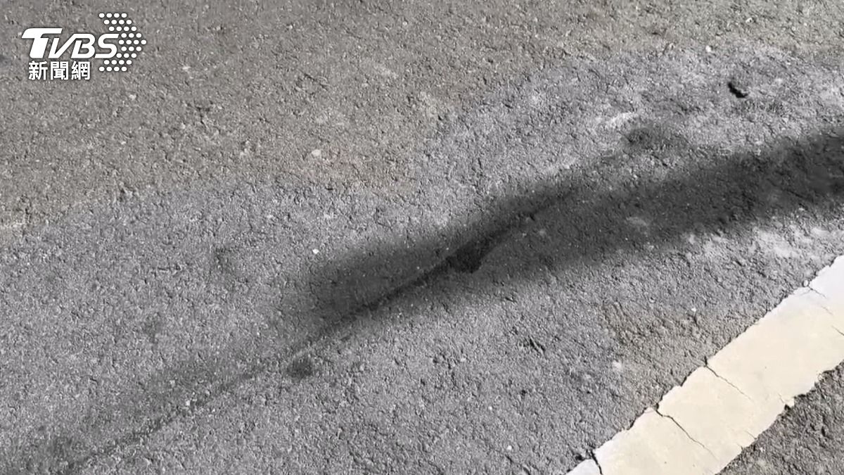 因脖子上被綁著繩索拖行,路面上也出現明顯磨擦痕跡。(圖/民眾提供)