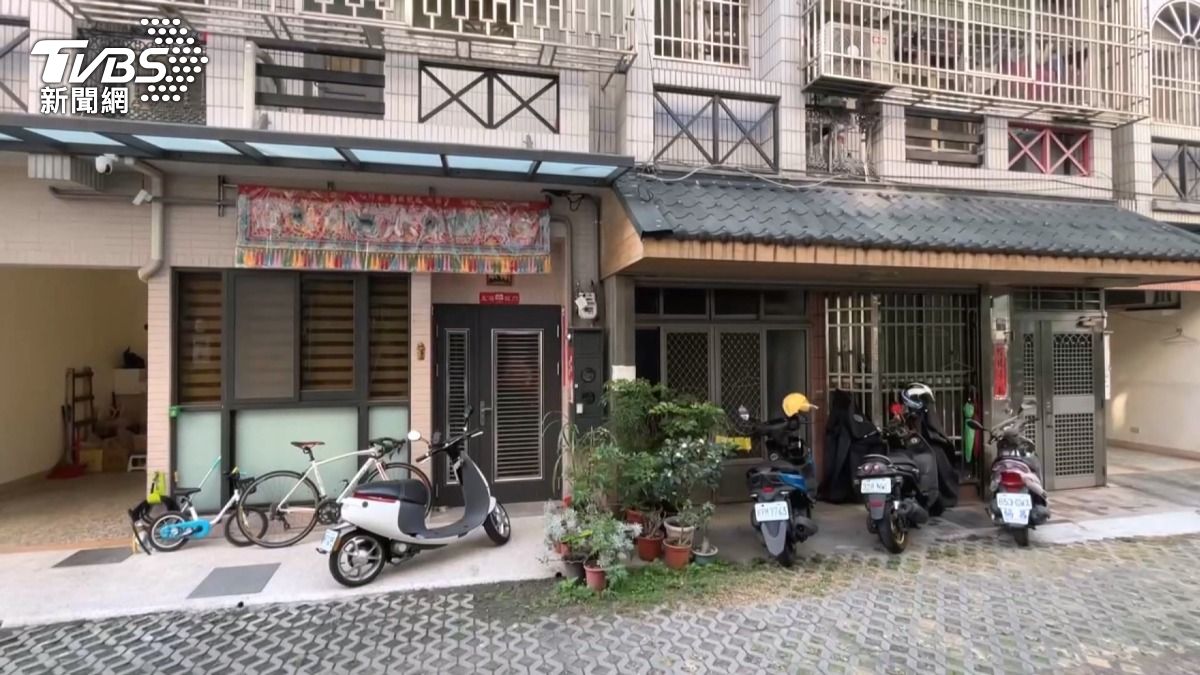 「半夜水聲」惹怒鄰居,阿嬤扯髮攻擊遭反擊。(圖/TVBS)