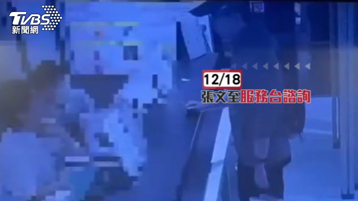 監視器拍下張文在犯案前一天,赴誠品南西店詢問櫃檯客服能否上頂樓,謊稱他想拍聖誕樹。(圖/警方提供)
