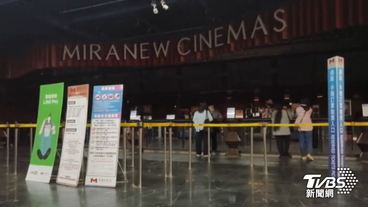 美麗新宏匯影城櫃台,陸續湧現退票民眾。(圖/TVBS)
