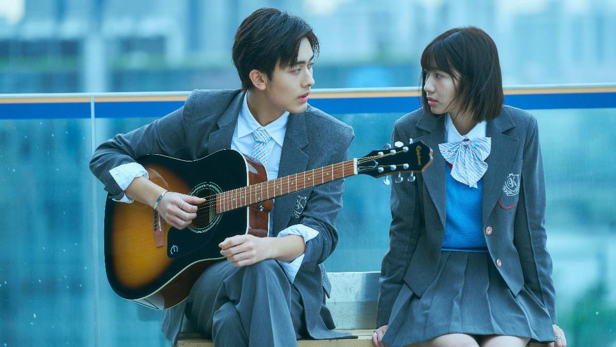 Gorn在片中飾演外冷內熱的校園男神「sky」。(圖/原創娛樂提供)