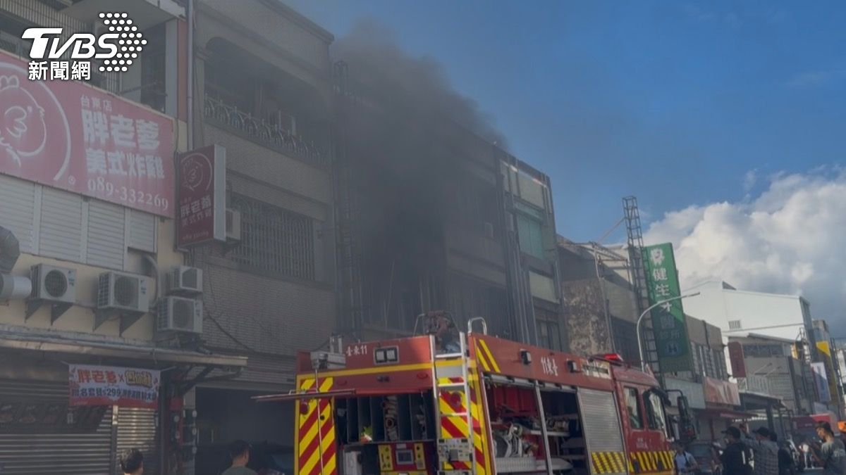 這場火警發生在台東市區新生國中附近街區，不少民眾現場圍觀消防救援情況。（圖／TVBS）