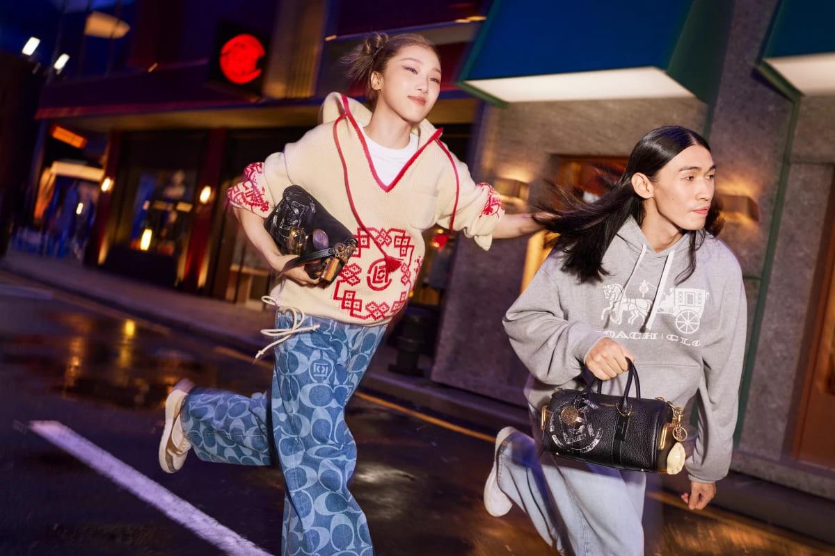Coach x CLOT 聯名系列從日常單品出發,外套設計加入中式盤扣元素。(圖/翻攝自Coach x CLOT官網)