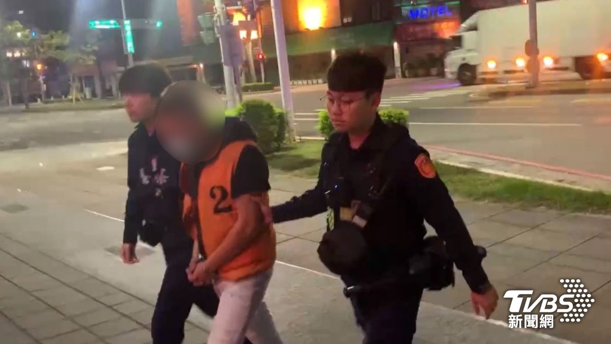 男子連按觸緊急電話警鈴。（圖／TVBS）