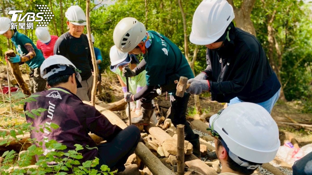 這條示範步道以自然路徑取代水泥鋪面，30名志工協力純手工鋪設。（圖／TVBS）