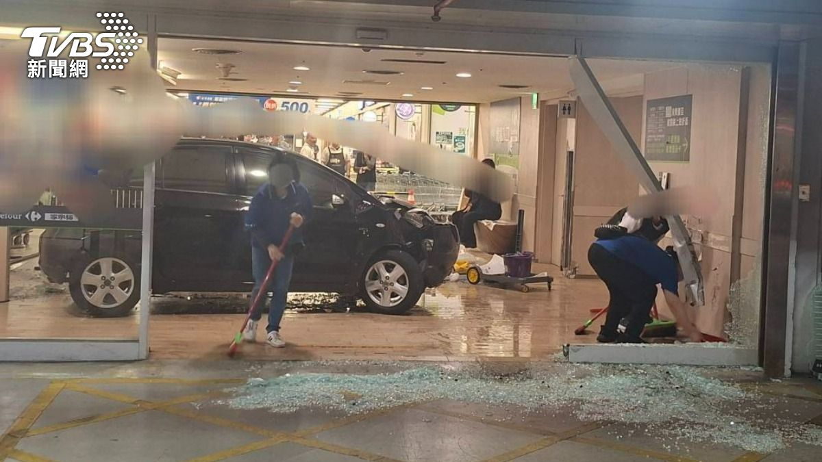 桃園女家樂福外暴衝，猛撞玻璃門整片碎裂、車頭損毀。（圖／TVBS）