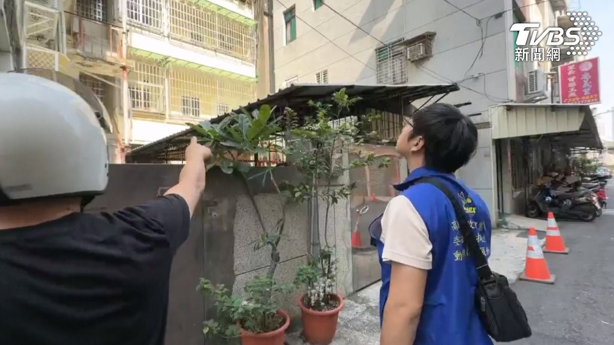 住戶發現獼猴後立即撥打1999求助,人員抵達現場後在大樓內外搜尋,但已不見獼猴蹤影。(圖/TVBS)