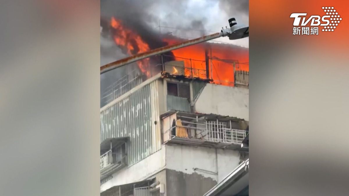 高雄三民區一棟公寓於今天上午11點多發生火警,起火點位於6樓違建加蓋的出租房間。(圖/TVBS)