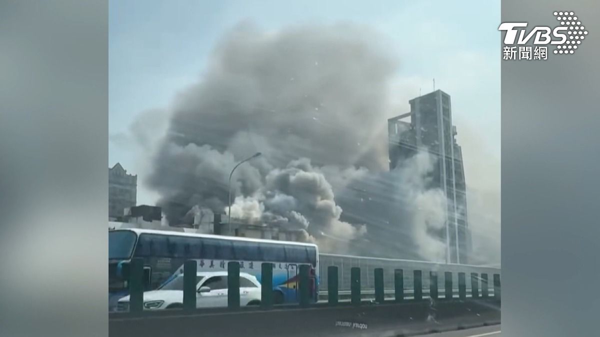 頂樓違建在大火中陷入一片火海,現場滾滾黑煙不斷往天空竄升,甚至波及到鄰近的國道路段。(圖/TVBS)